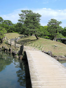 Japoniškas sodas, tiltas per upelį
