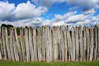 Medinė tvora priešais pievą ir dangų
