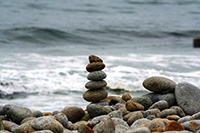 Akmenukų bokštelis prie jūros kranto